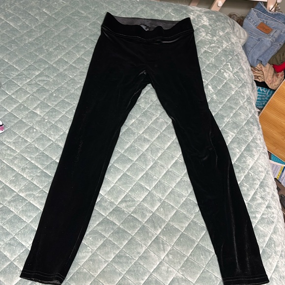 Cute HUE Black Velvet Leggings M EUC 30" inseam - Picture 1 of 4